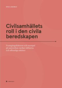 Bild på lägesbildens framsida med texten "Civilsamhällets roll i den civila beredskapen. Framgångsfaktorer och exempel på samverkan mellan idéburna och offentliga aktörer". Framsidan är rosa och texten brun och vit.
